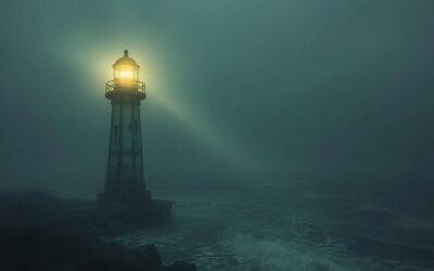 Phare allumé dans la brume au-dessus d’une mer sombre