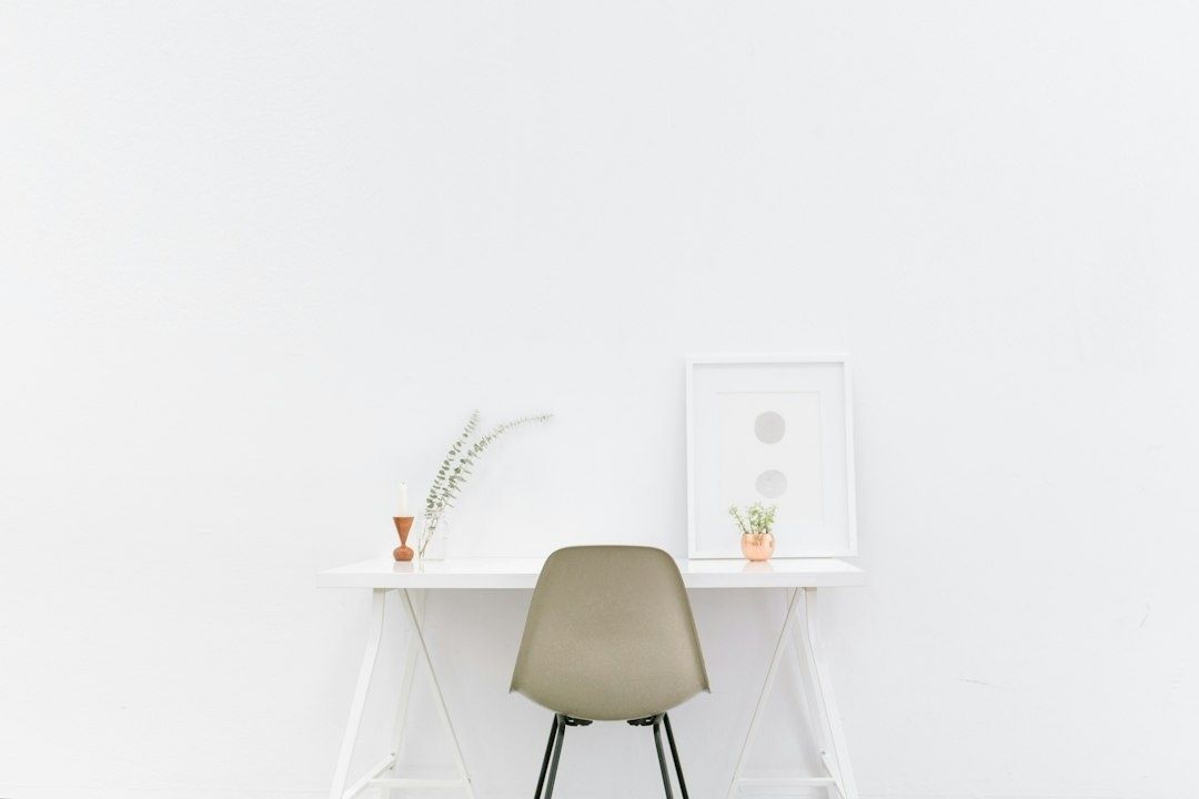 Espace de travail minimaliste et calme avec bureau blanc et chaise
