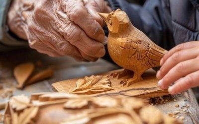 Mains sculptant un oiseau en bois sur un établi couvert de copeaux